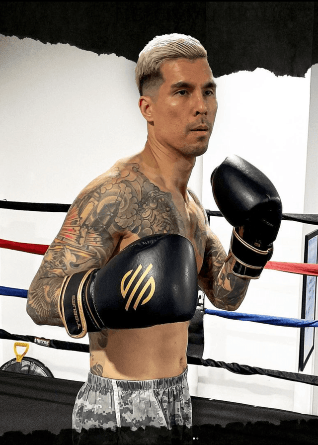 Brian Kemsley Muay Thai Fighter and Coach wearing Sanabul gold strike boxing gloves